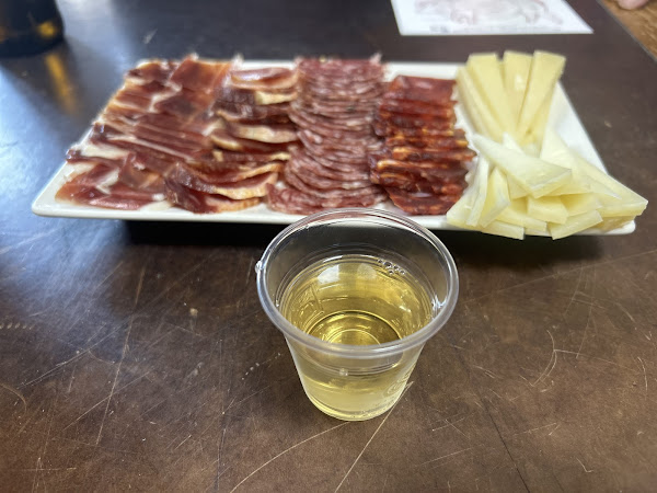 Tabla de embutidos ibéricos y quesos artesanos