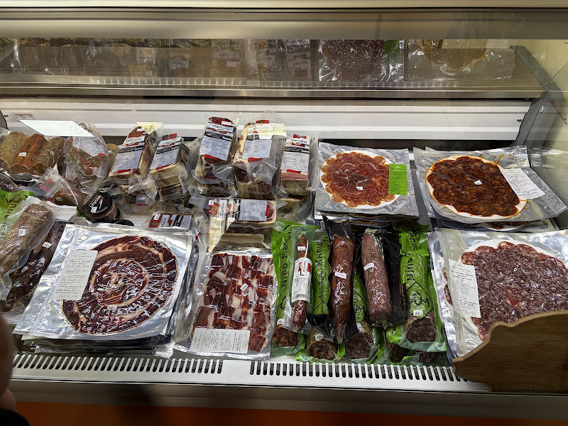 Mostrador con productos gourmet artesanos