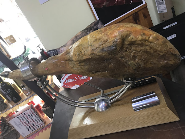 Jamón ibérico en jamonero