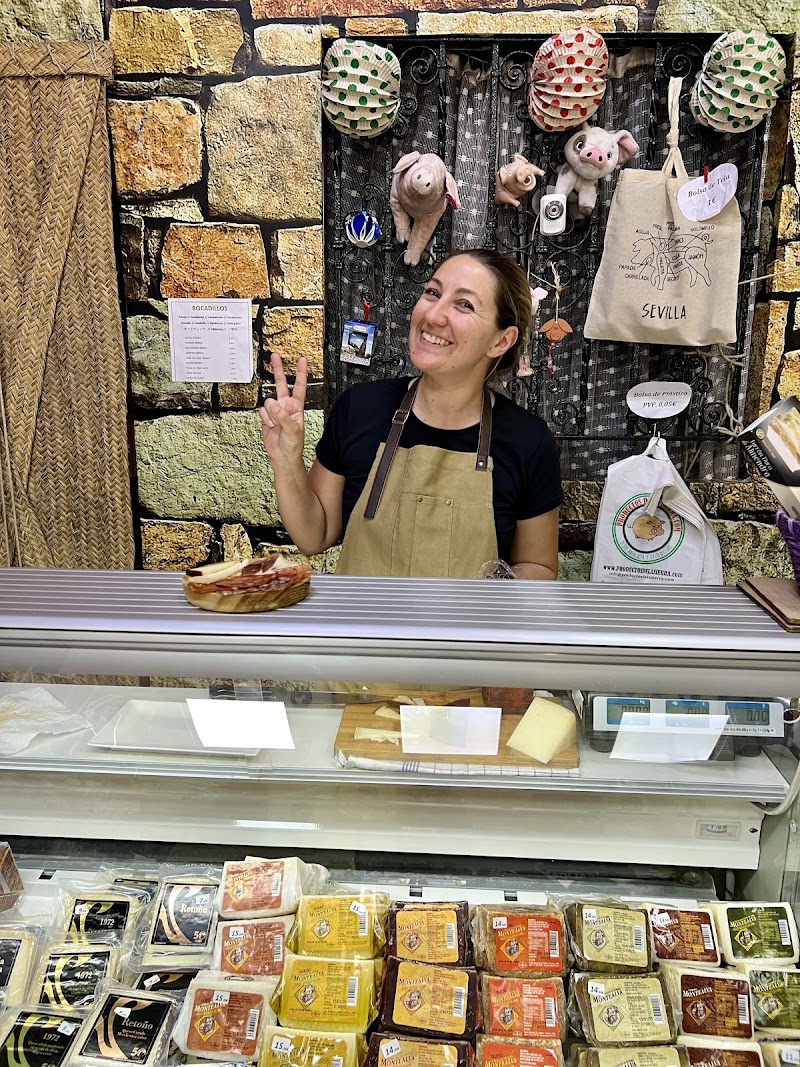Nati, dueña de Productos de la Sierra, en el mostrador de la tienda